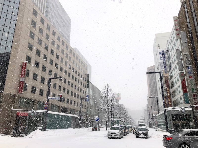 大雪が降る札幌駅前通り
