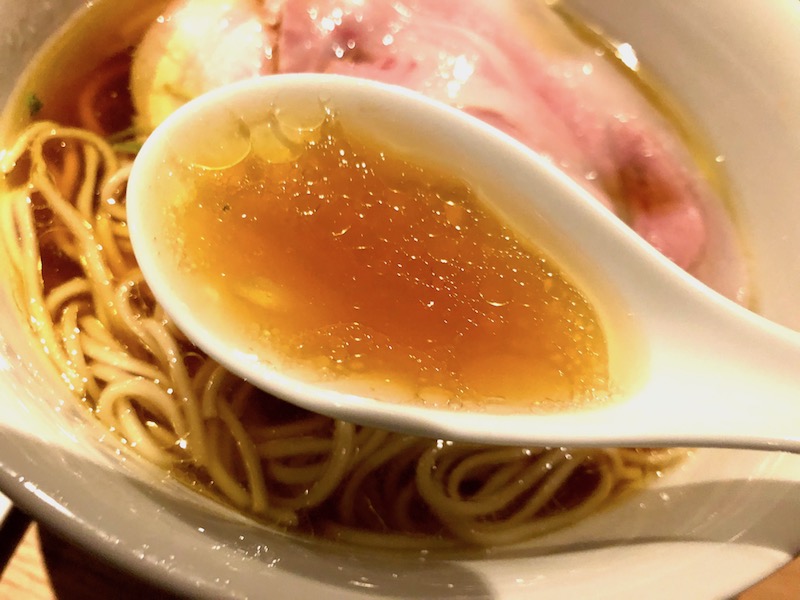 ラーメンQ（きゅう）の醤油らぁ麺のスープ