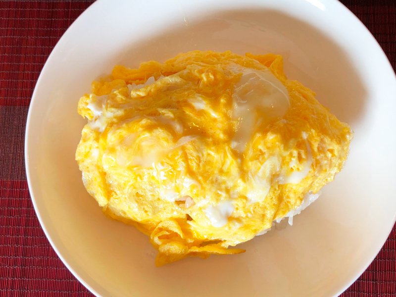 ご飯の上の半熟卵